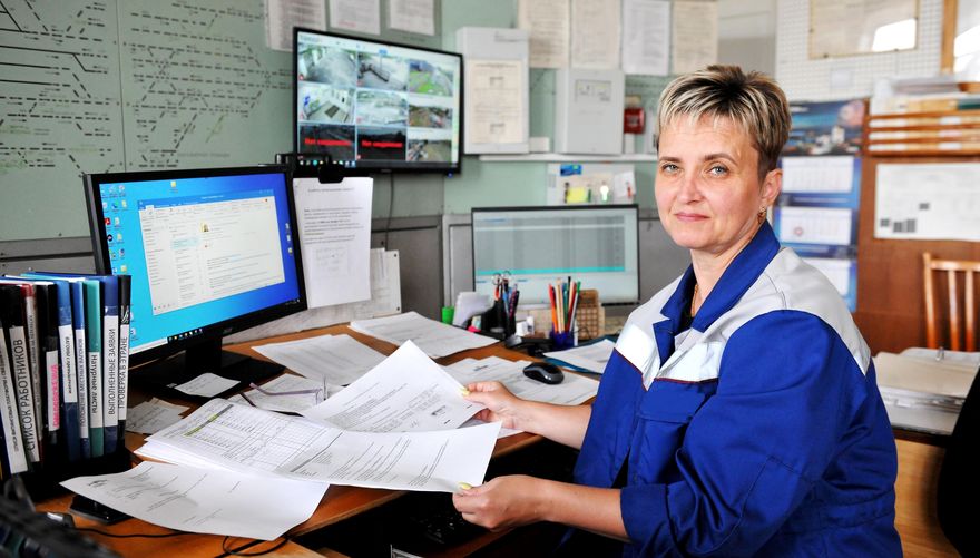 Начальник смены Наталья Давыдова следит за организацией производственного процесса