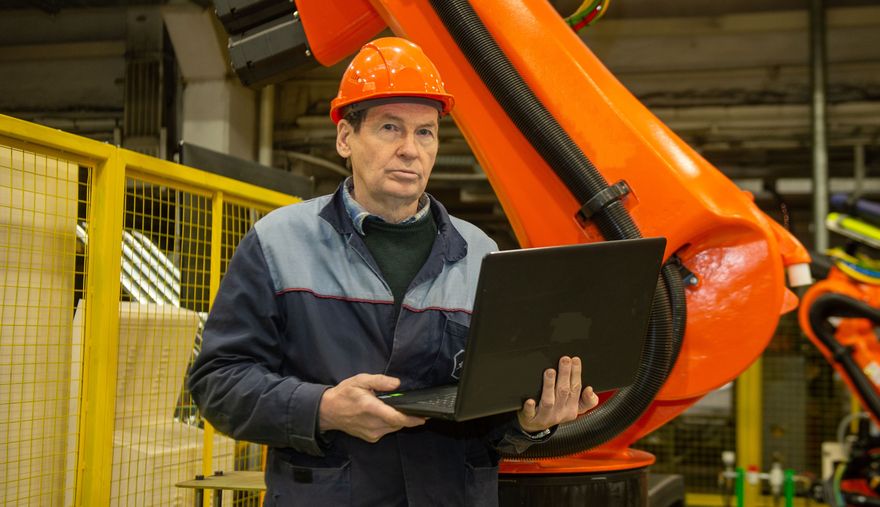 Электромеханик Анатолий Столбов разработал мнемосхему роботизированной линии, чтобы наладчикам было удобнее проводить техобслуживание