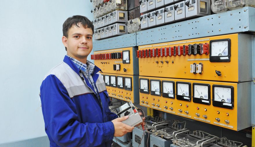 Электромеханик Сергей Полюшков продолжает дело своего деда - железнодорожника