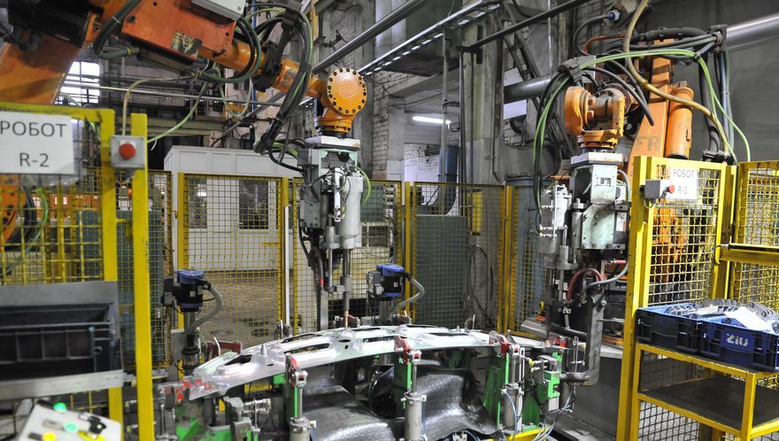 Новый РТК позволил исключить ручную сварку при изготовлении внутренней части капота Новый РТК позволил исключить ручную сварку при изготовлении внутренней части капота