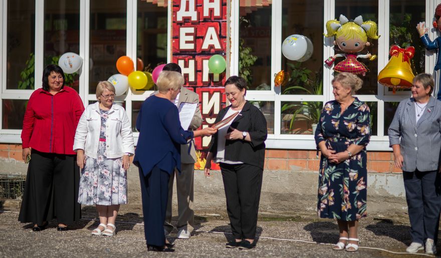 Директор школы №43 Татьяна Емелина вручила Марии Кузнецовой благодарность за отзывчивость и готовность прийти на помощь