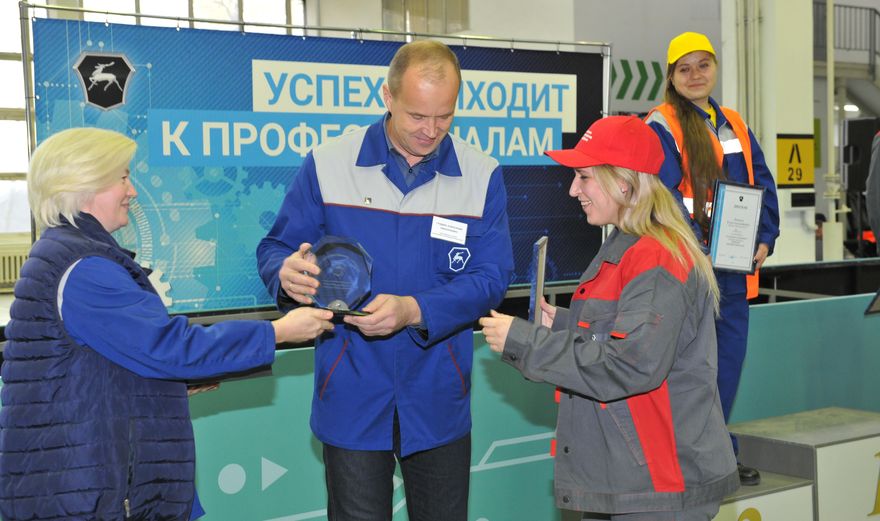 Анна Кузьменко (справа)