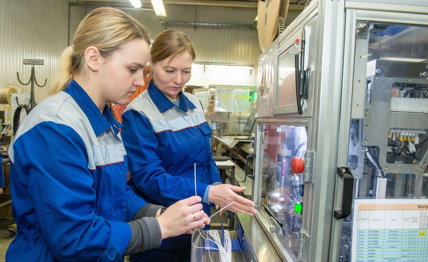 Наставник Наталья Дубова обучает свою подопечную Ангелину Кузину эффективным и безопасным приемам работы.jpg