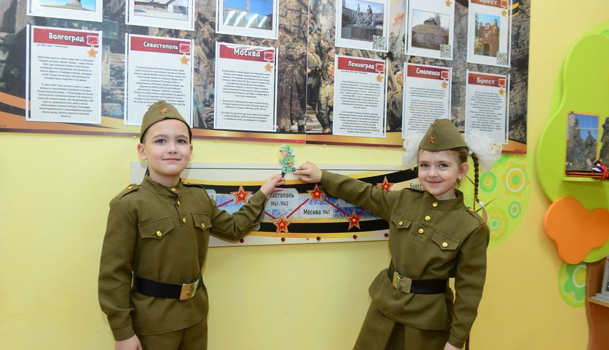 Михаил Швецов и Александра Пашкина ведут экскурсию по маршруту Победы