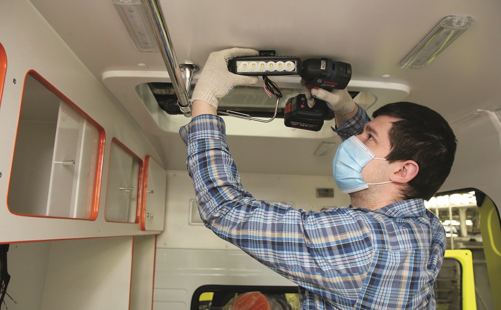 дмитрий ляхов монтирует свтотехнику.jpg