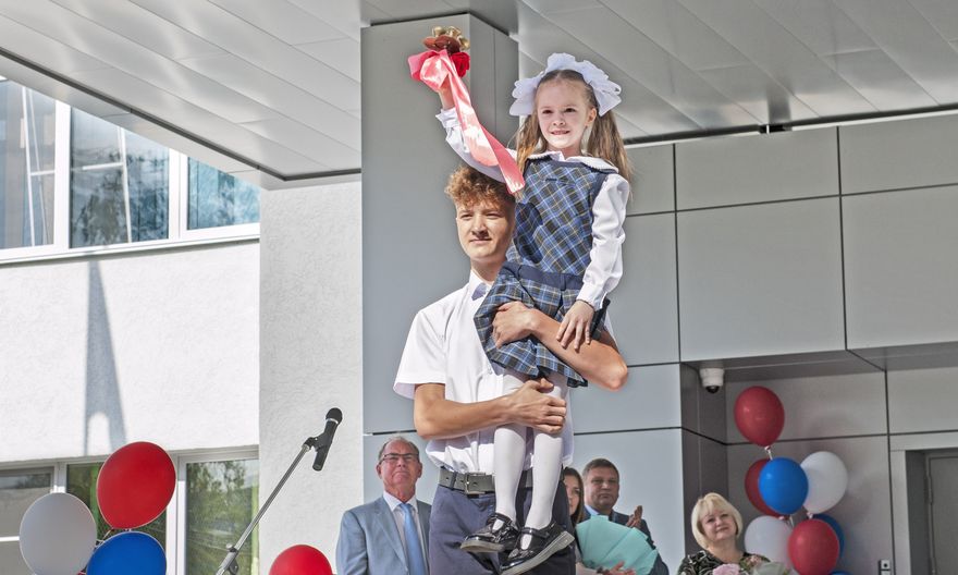 Первый звонок для учеников прозвучал с обновленного крыльца