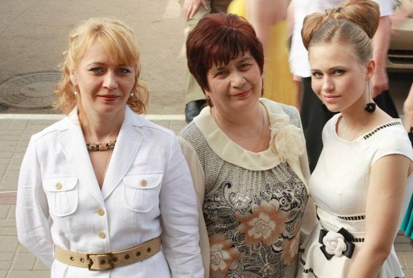 Учителя О.Г.Комиссарова (мама), Т.А.Егураздова (бабушка), А.А.Потехина (сестра).jpg