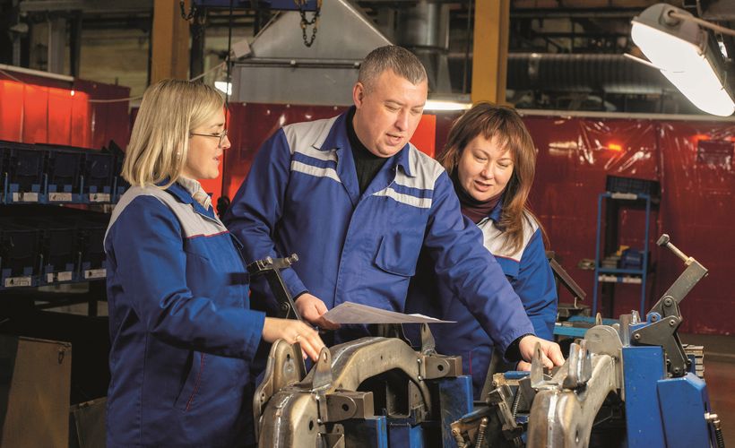 Команда ПС «ГАЗ» обсуждает улучшения на участке сварки подрамника «Соболя NN 4х4»