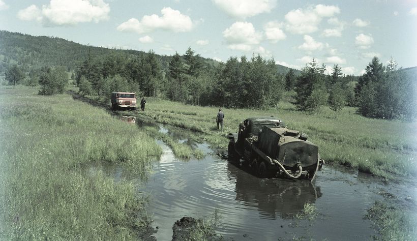 Испытатели «шишиги» помогают вытащить из болота ЗИЛ-157