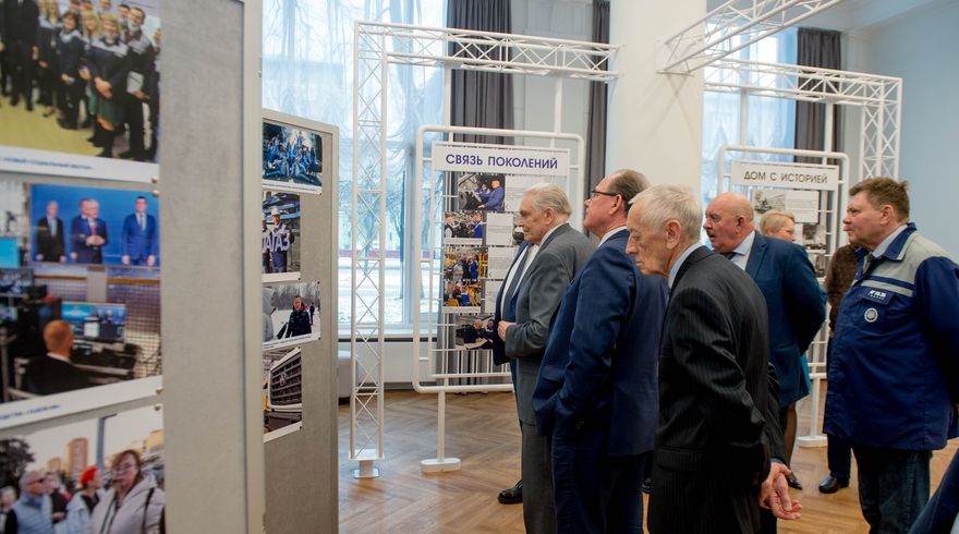 95-летие Автозаводца: гости с интересом рассматривают фотовыставку «Судьба – завод. Наши кадры»