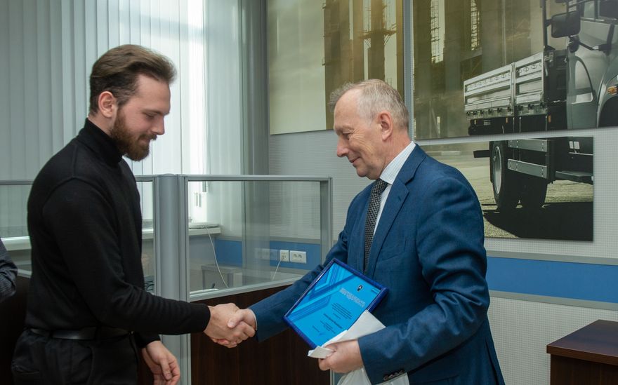 Александр Юдин (справа) вручает благодарность сотруднику УЖТ «Технопарка» Даниилу Акимову
