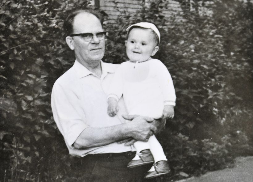 На руках у деда Петра Горынина, основателя трудовой династии