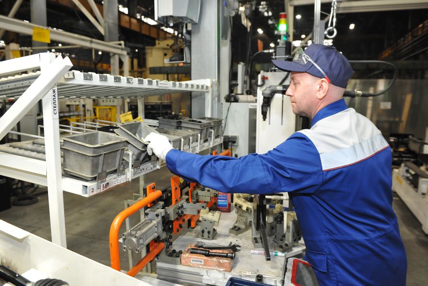 Подача деталей на рабочие места организована в соответствии с Производственной системой «ГАЗ»