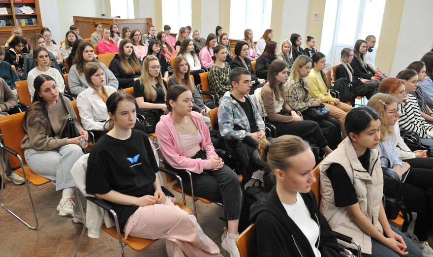 Об истории Горьковского автозавода в годы Великой Отечественной войны студентам Мининского университета рассказала председатель совета молодежи предприятия Евгения Кропачева