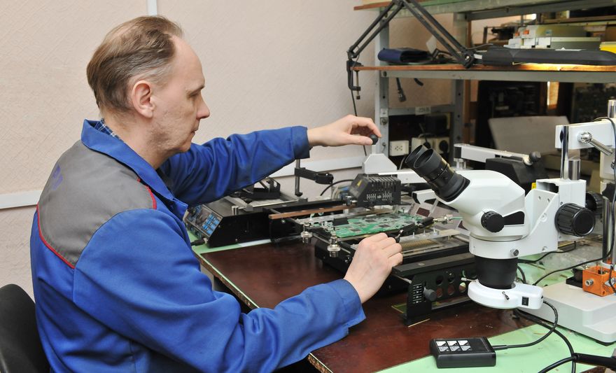 Работа на стендах узлового ремонта ювелирная, с микроскопом - нужно пропаять до тысячи контактов