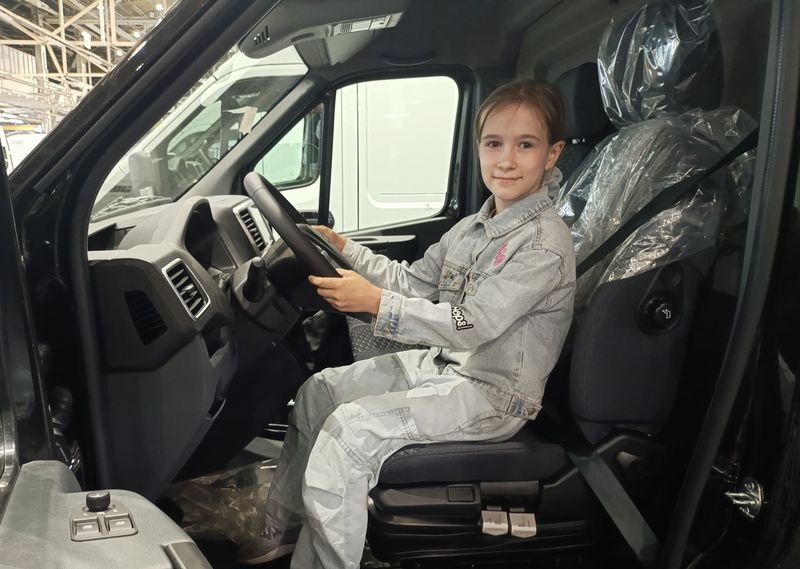Спортсмены ЦСЕ Сокол на автозаводе.jpg