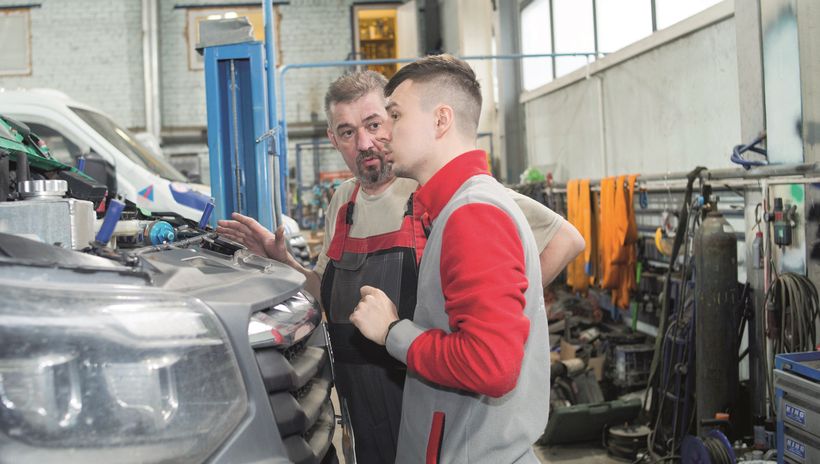 Механик Ильдус Лутфуллин и конструктор Андрей Уланов обсуждают замену проводки к блокировке дифференциала