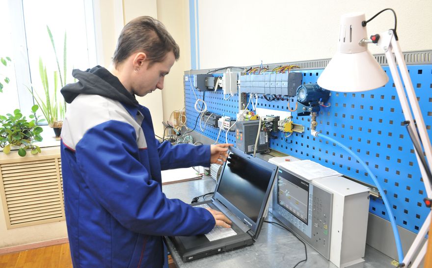 Ведущий инженер УПЭ Владислав Кривенко отладивает на тестовом стенде программу для нового оборудования КРЗ