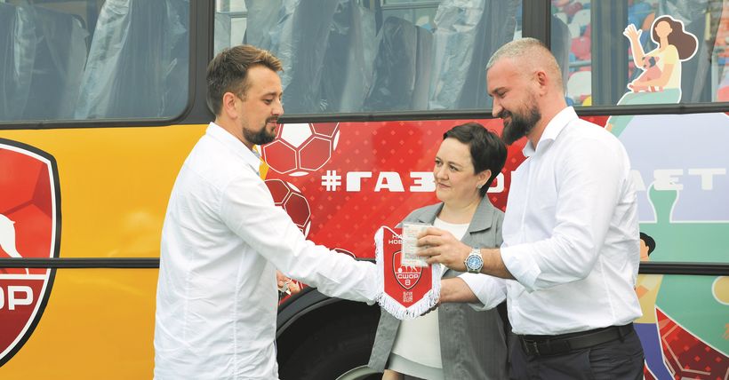 Передача автобуса детской футбольной школе