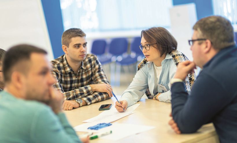 Ольга Толчина с командой на практикуме, посвящённом маркетингу и продажам