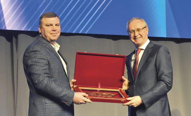 По итогам 2025 года слесарь-ремонтник Владимир Соловьев отмечен премией президента компании в номинации «За повышение эффективности труда»