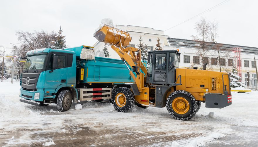 Валдай 33 на уборке снега