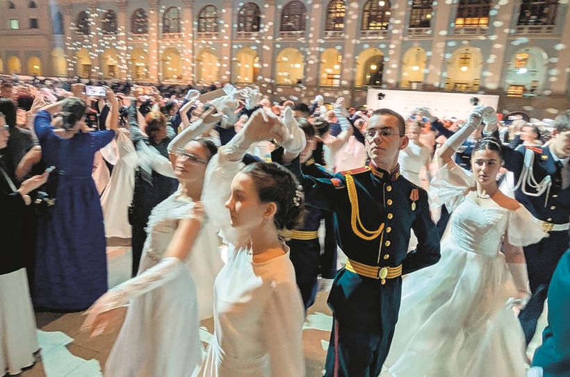 Кадетские классы - Кремлевский бал в Москве.jpg