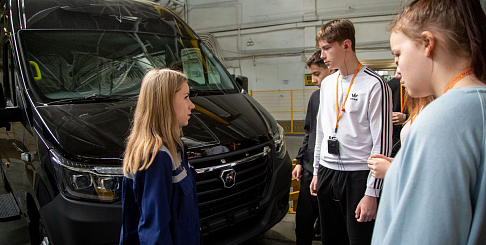 В День защиты детей сотрудники подразделений ГАЗа по традиции отправляются поздравлять юных автозаводцев в детские сады и школы