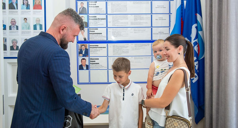 Наборы школьных принадлежностей передали семьям нижегородцев депутаты городской Думы