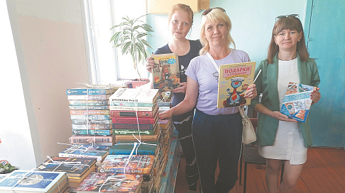 Профсоюзный актив завода мостов и агрегатов передал Черномазской сельской библиотеке более 250 книг