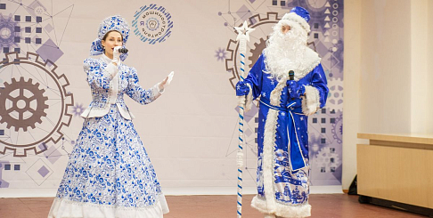 Развлекательную программу привезли в подарок работникам Горьковского автозавода артисты ДК «ГАЗ»