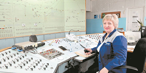 Диспетчер станции УЖТ Татьяна Плескач плетет из бумажной лозы полезные вещи и предметы декора