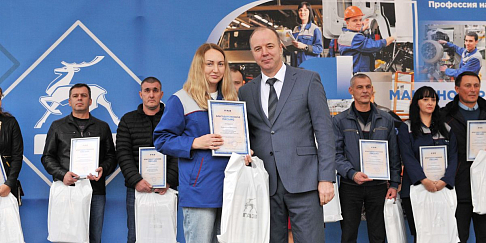 Сотрудников, внесших заметный вклад в развитие ГАЗа, чествовали на проходных завода в преддверии Дня машиностроителя