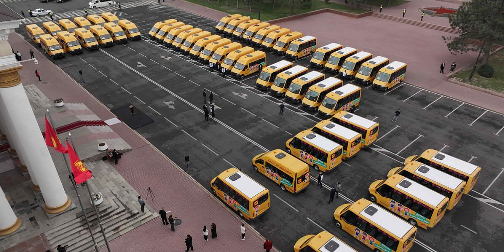 Кыргызстан получил 50 современных школьных автобусов на базе «Газели NEXT»