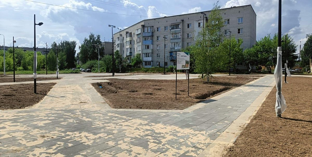 Работы по благоустройству сквера в поселке Гнилицы выполнены на 95%