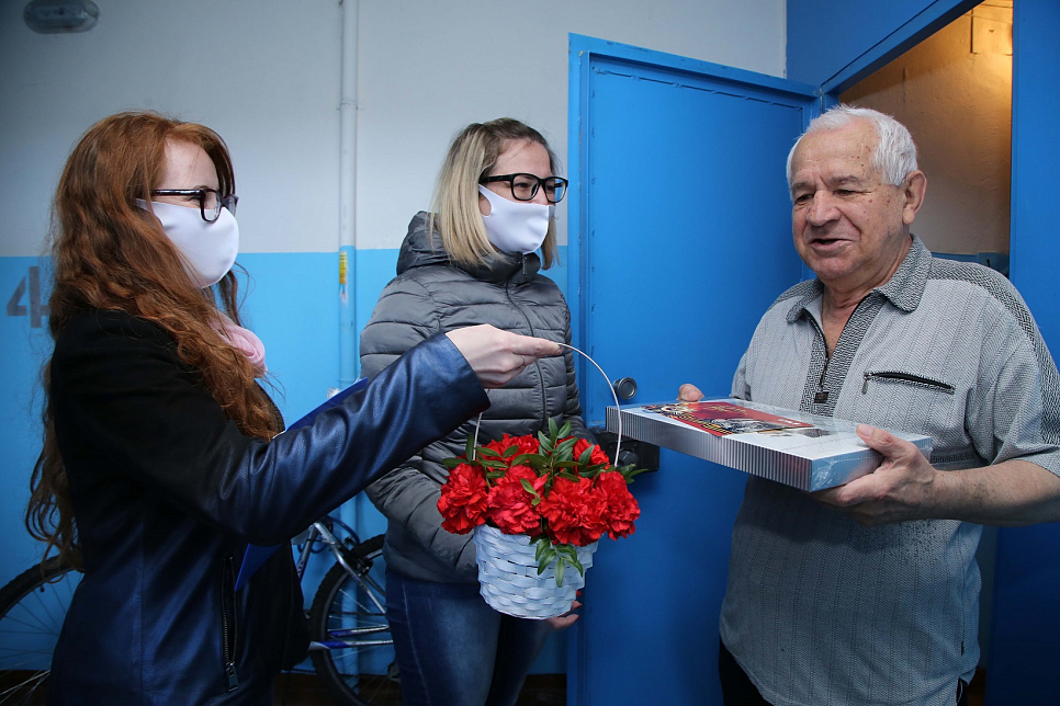 Сотрудники ГАЗа поздравили на дому ветеранов Великой Отечественной войны