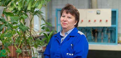Ведущий инженер завода цветного литья ПАО «ГАЗ» Елена Савинова делает кукол из капроновых колгот