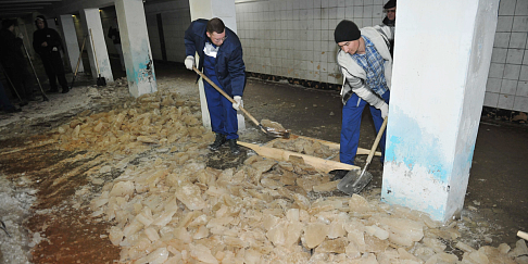 Сотрудники автозавода очистили ото льда подземный переход, соединяющий территорию около ЦМП «ГАЗ» и улицу Дружаева
