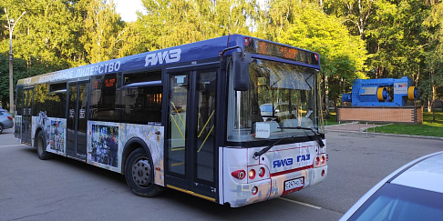 Автобус-музей с символикой ЯМЗ вышел на городские маршруты Ярославля