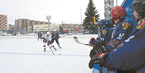 На стадионе «Чайка», реконструированном по программе «Новый социальный вектор», прошел турнир Офицерской хоккейной лиги «Русская классика»