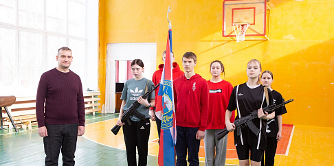 Мастер инструментального отдела ПААг ПАО «ГАЗ» Михаил Калинин занимается патриотическим воспитанием автозаводских школьников 