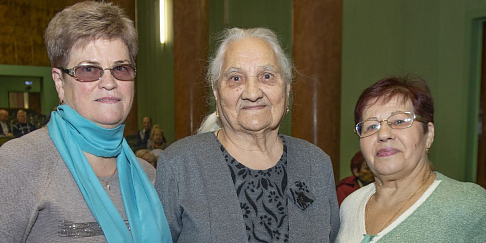 Ветераны Горьковского автозавода, отметившие юбилеи в октябре, принимали поздравления от родного предприятия на празднике в ДК «ГАЗ»