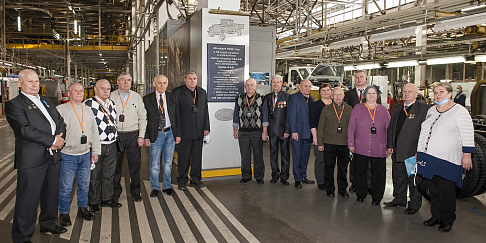 «Предприятие идет в ногу со временем, даже обгоняет его»: ветераны ПГА посетили производство в связи с его 50-летием