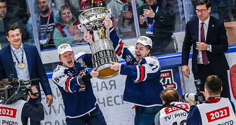 ХК «Чайка» второй раз в своей истории выиграла главный трофей Молодежной хоккейной лиги - Кубок Харламова