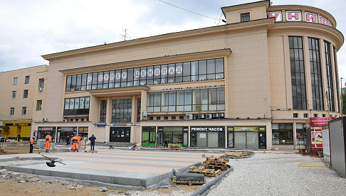 На площади перед Автозаводским универмагом начались работы по благоустройству
