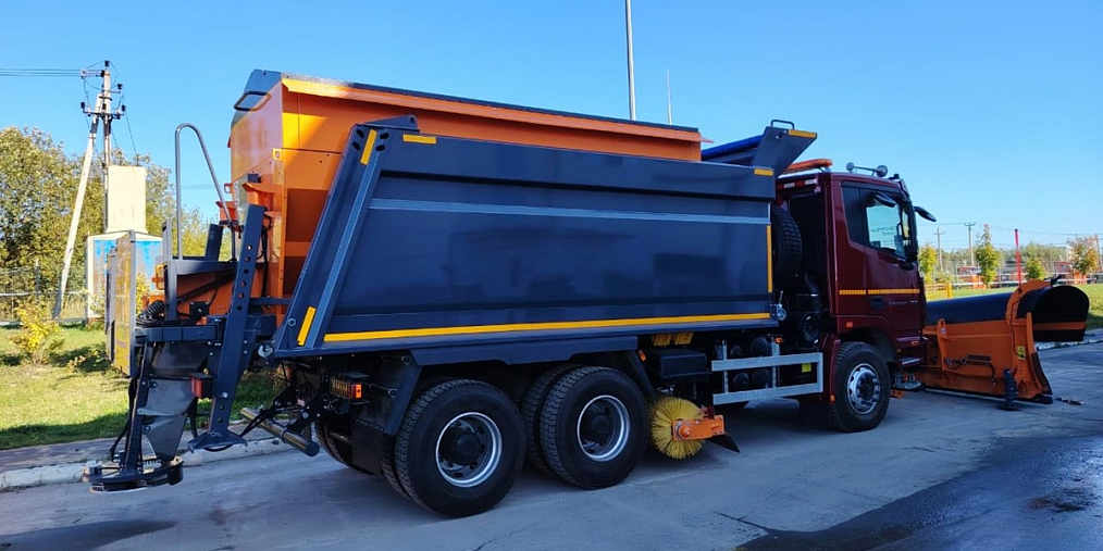 Компания «СТТ» представила прототип комбинированной дорожной машины, созданной на базе тяжелого самосвала «Валдай 33» на XII международной специализированной выставке «Дорога 2025»