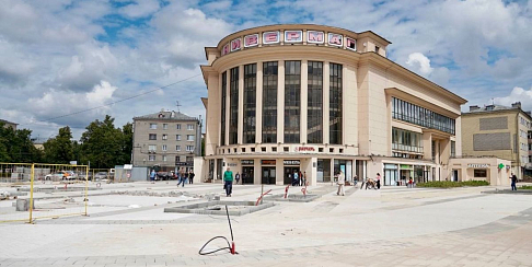 Юрий Шалабаев проверил ход благоустройства территории около Автозаводского универмага и бульвара по улице Веденяпина