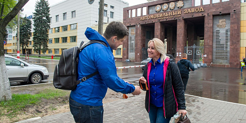 Волонтеры автозавода организовали на проходных традиционную акцию «Георгиевская ленточка»