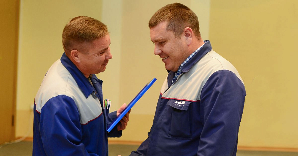 50 сотрудников прессово-рамного завода получили награды к профессиональному празднику 