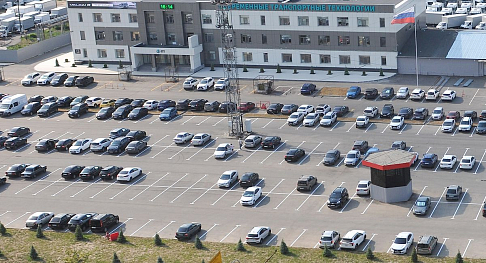 У проходных Горьковского автозавода обновлены автомобильные парковки